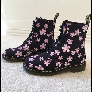 🌸DR MARTENS PAGE Boot Black Meadow Flower🌸